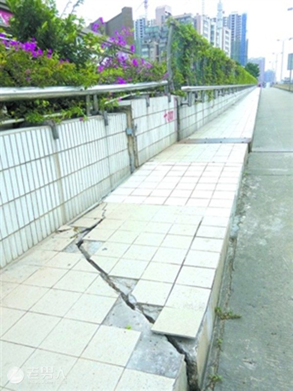 文庆桥人行道出现裂缝 禅城区交通部门已介入处理
