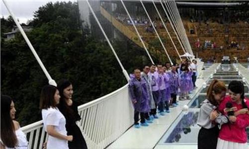 >景区里的玻璃桥的材质 岳阳玻璃桥景区石牛寨最新攻略