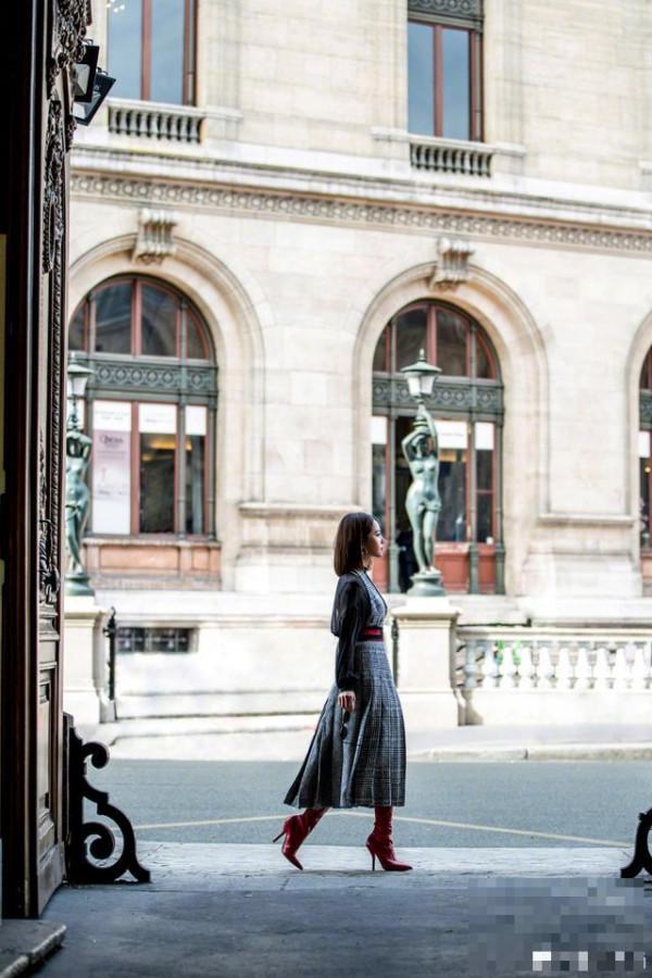 >蔡依林漫步异国街头，时髦和优雅与巴黎浪漫的氛围相得益彰