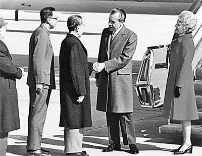 >尼克松访华时间 1972年尼克松访华时在机场为什么要急于同周恩来握手?