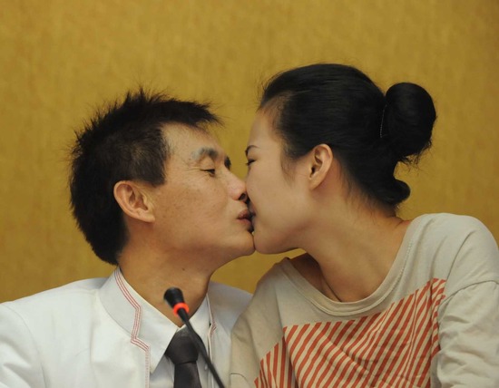 邓建国承认妻子年底才满20岁 亮相当众热吻
