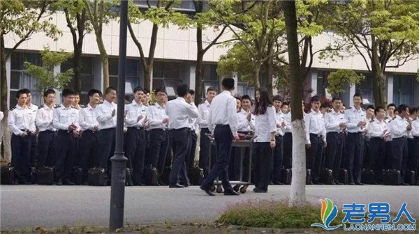 >上海一高校280男生为1女庆生 画面壮观令人羡慕