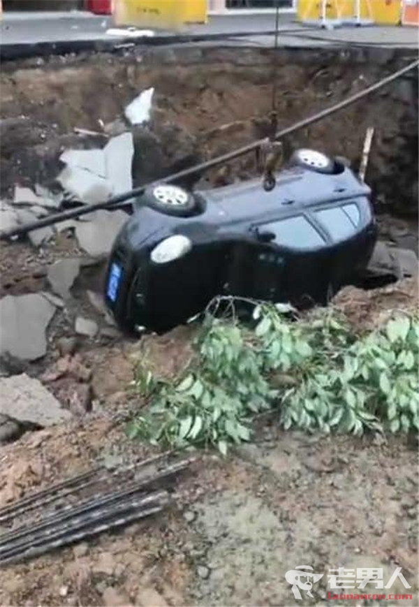 >杭州路面突然塌陷 3辆汽车同时掉入3米多深沟底