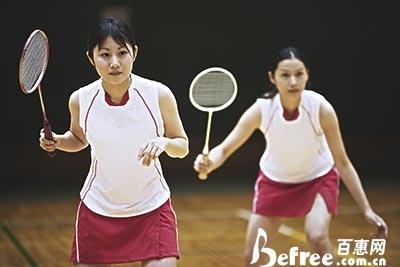 三种常见的羽毛球反手握拍方法