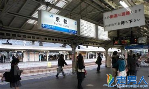 日车站车次显示屏出错 将老款列车纪念语误打成拉面广告