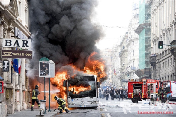 罗马一辆巴士街头起火 现场浓烟滚滚