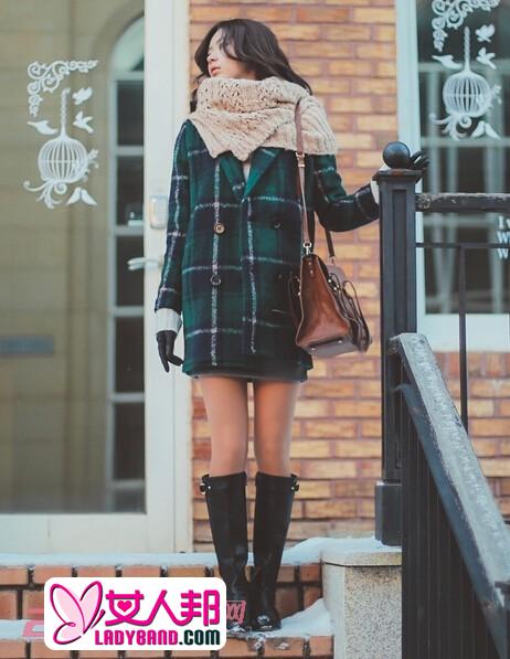 祖母绿大衣外套搭配靴子，冬季变身高挑女孩