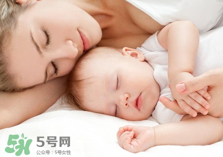 >新生儿怎么睡觉姿势正确？新生儿怎么睡头型好看？