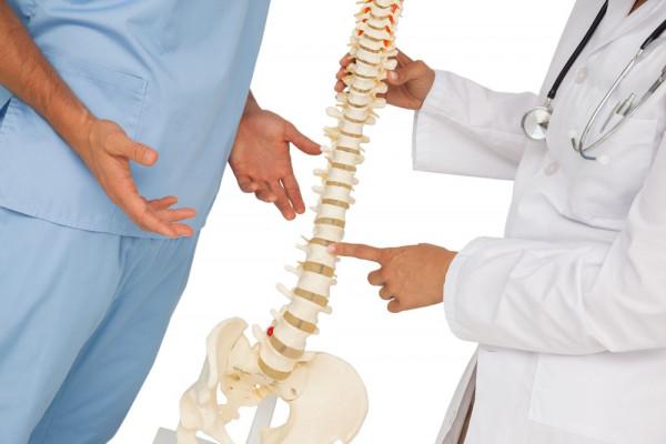 脊椎侧弯是怎么引起的 预防建议