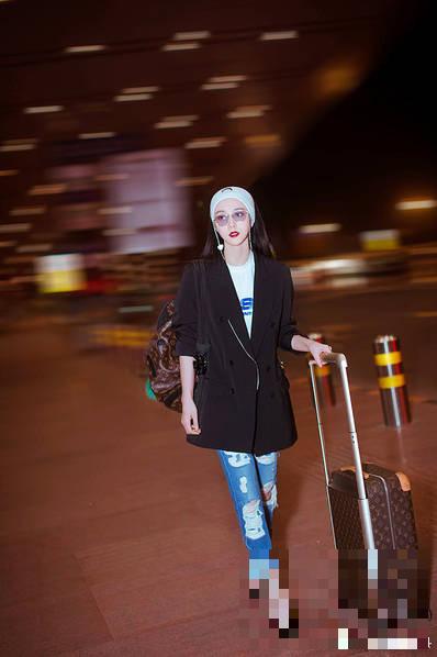 范冰冰白色发带现身北京机场，帅酷装扮前往戛纳令人期待