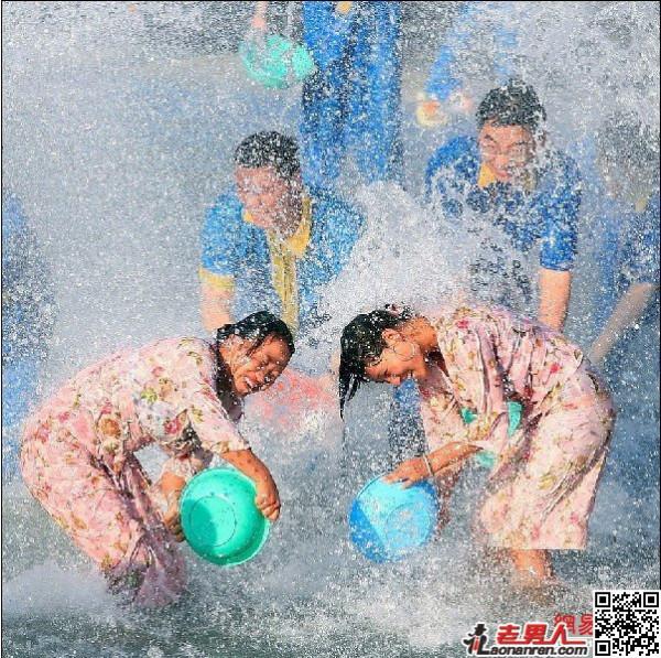>实拍老挝泼水节“湿身”美女被猥琐男人揩油【组图】