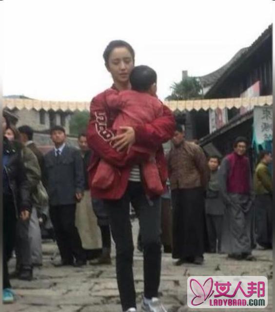 >夫妻和好？佟丽娅抱儿子探班陈思诚 朵朵呆萌可爱