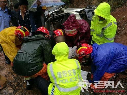 轿车弯道超车翻下山崖 车身严重变形驾驶员被困车内