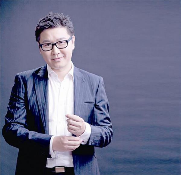 >刘斐设计师 首位获得英国珠宝大奖的华人设计师刘斐