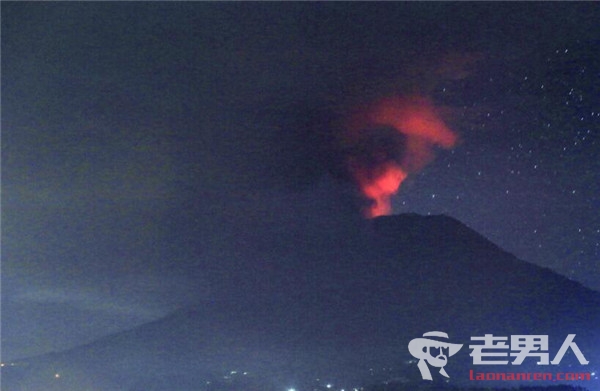 >巴厘岛火山喷出高达4000米灰柱 禁止居民或游客活动
