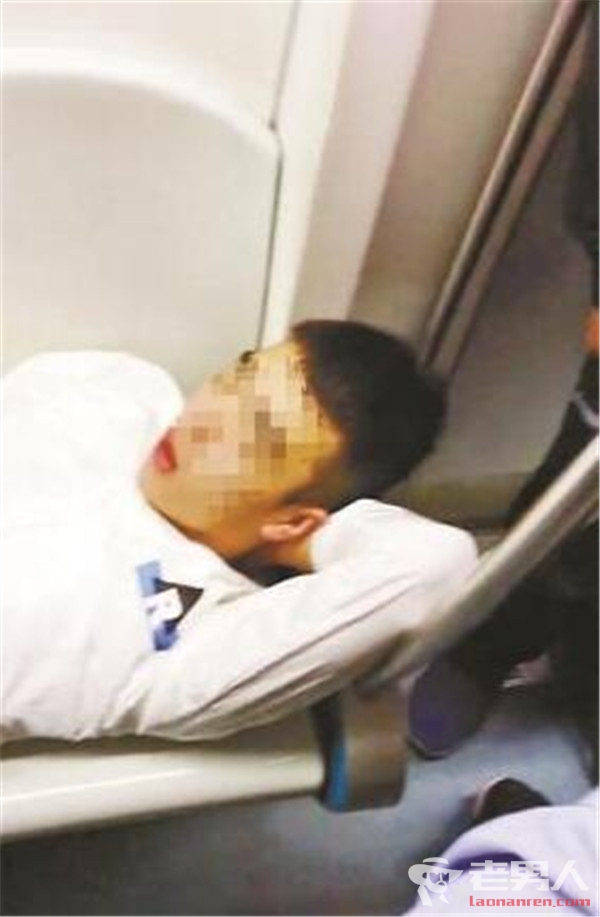北京地铁早高峰一男子躺占4座 网友谴责不文明行为