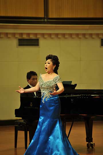 黄华丽教学 音乐学院成功举办女高音歌唱家黄华丽讲学及音乐会