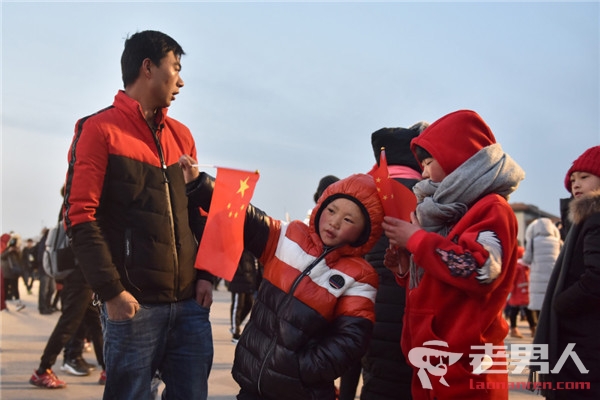 冰花男孩圆北京梦 与家人到天安门看升旗