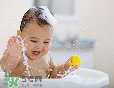 宝宝喜欢玩水怎么办？宝宝为什么喜欢玩水？