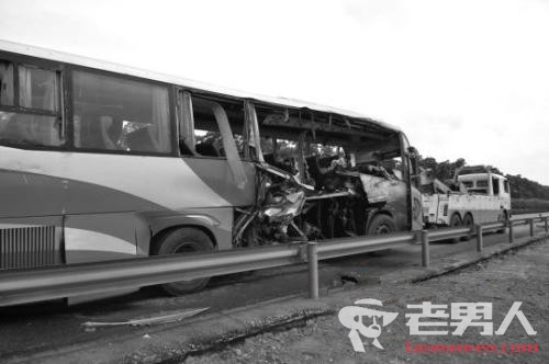 日本大巴货车相撞 造成至少10人受伤