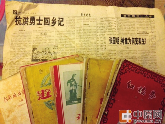 >胡希华年龄 85岁老戏迷 把17年前《郑州晚报》包裹的“宝贝” 送给曲剧大师胡希华