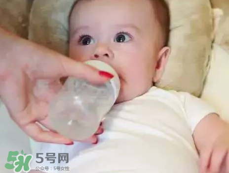 婴儿吐奶有黄水怎么办？婴儿吐奶会吐黄水吗？