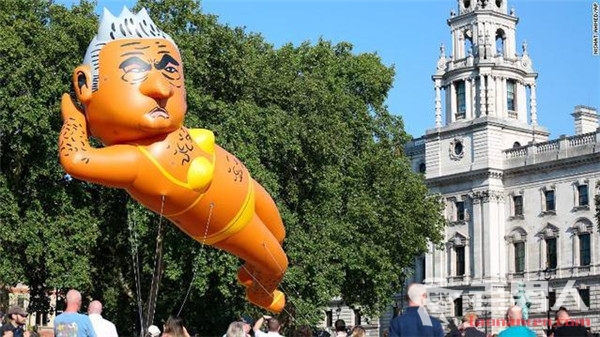 民众放飞伦敦市长比基尼气球 用以抗议暴力犯罪