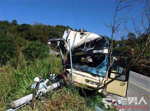 玻利维亚公交撞山致12死 疑因司机疲劳驾驶引起