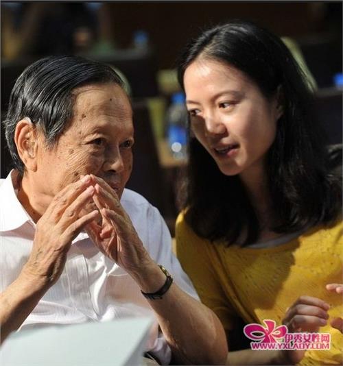 92岁杨振宁称不宜要孩子 仍有30%受访者反对杨帆恋