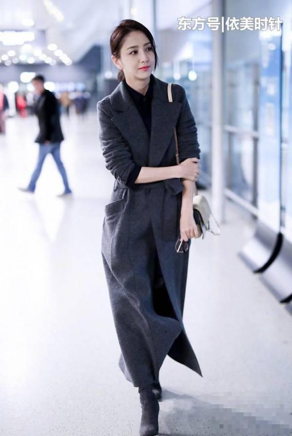 佟丽娅现身机场，深灰色大衣帅气拉风，最抢眼的却是眼镜
