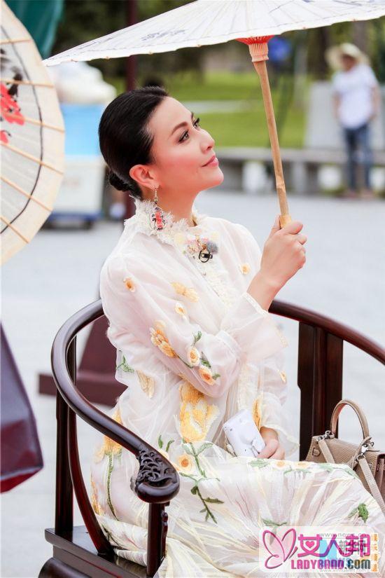 《我们来了》刘嘉玲身穿刺绣回家乡 大秀苏州话 开启江南女子模式