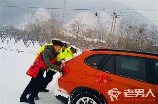 华州交警帮新郎推车 只因迎亲婚车雪天上坡打滑