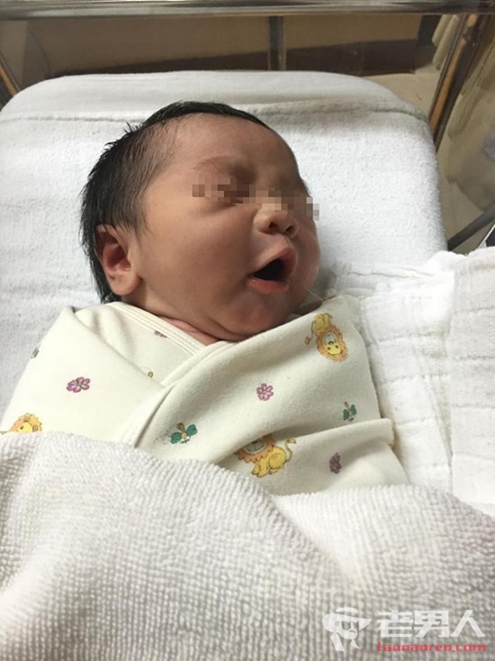 >泰国新生婴儿盖40万现金睡 遭来无数网友吐槽