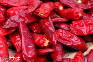 多少湿辣椒能晒一斤干辣椒 品种不同辣椒的含水量不同