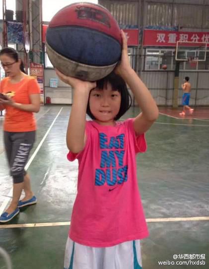 女乔丹范蕊雅 12岁女乔丹球技完爆男生 网友:女版小乔丹