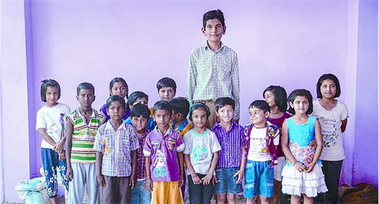 8岁男身高近两米 出生就0.61米妈妈是印度最高的女性
