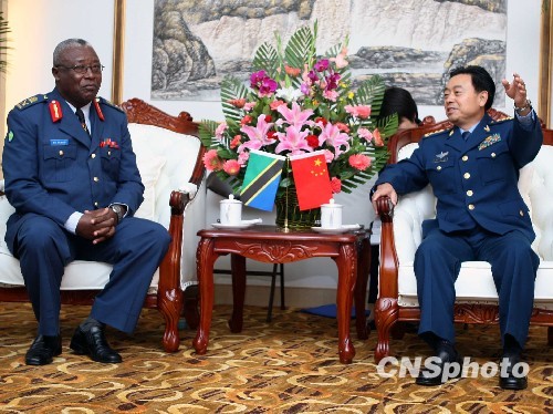 中国空军政委邓昌友分别会见六国空军代表团