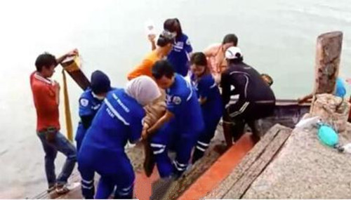>中国游客泰国遇难 玩水时被大浪拍下岸