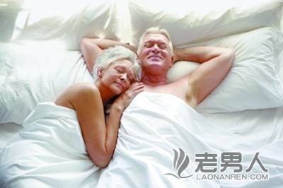 >裸睡可以提高睡眠质量 那老年人适合裸睡吗？