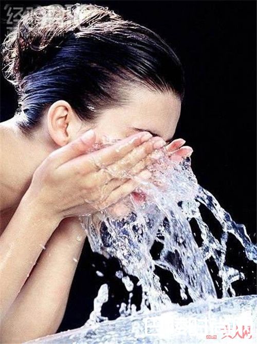 一天多次洗脸正确吗 盲目选择洗面奶脏毛巾擦脸错误的使用喷雾出游不需要保湿