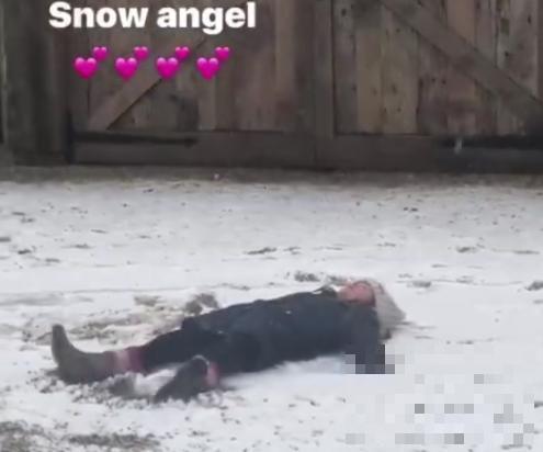 贝克汉姆女儿躺在雪地里打滚 网友发现小七有点小变化