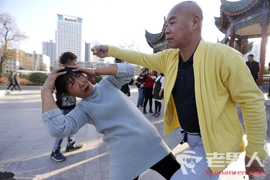 郑州人民公园叫停尬舞 大妈：我们不低俗只是夸张而已