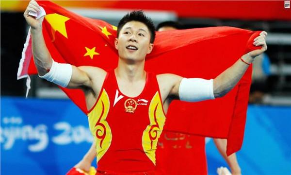 >世界体操冠军凌洁 世界冠军李小鹏、凌洁向湖南省体操校捐赠金牌并拍卖