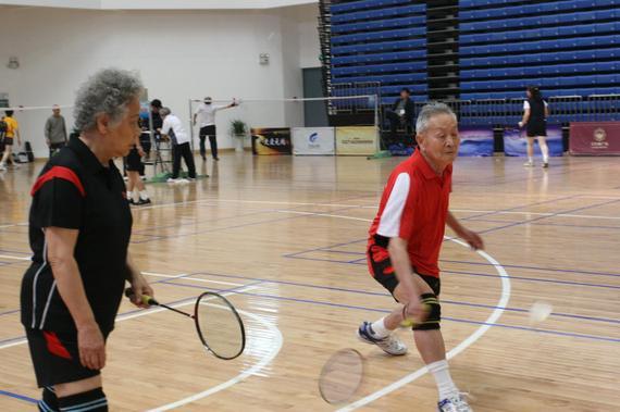 >94岁老人参加羽球赛 坚持锻炼20年惊呆工作人员