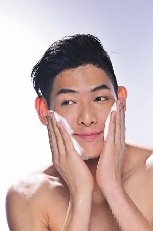 >讲解男士如何保养脸部皮肤 怎样让自己看起来更整洁