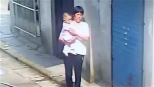 >上海女婴被人抱走 警方全力搜寻8小时找回孩子