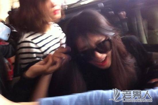 韩女团T-ara成员智妍机场遭伪粉丝扯头发险摔倒（图）