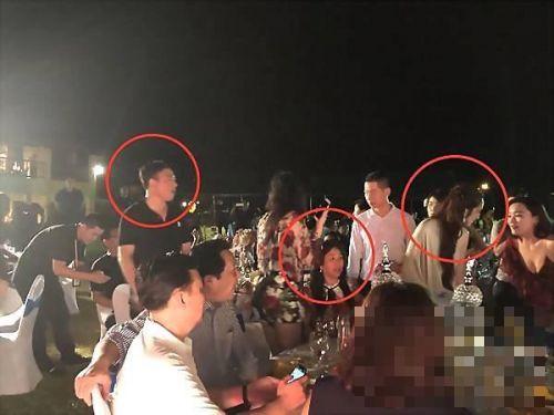 吴佩慈与准婆婆罕见同框照片 以纪晓波家属姿态亮相拒绝采访