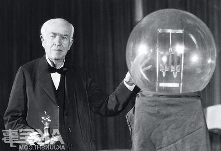 >爱迪生电灯 爱迪生发明电灯时间 爱迪生发明电灯过程