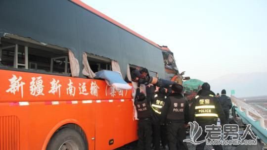新疆高速公路大巴车与货车追尾致4死9伤